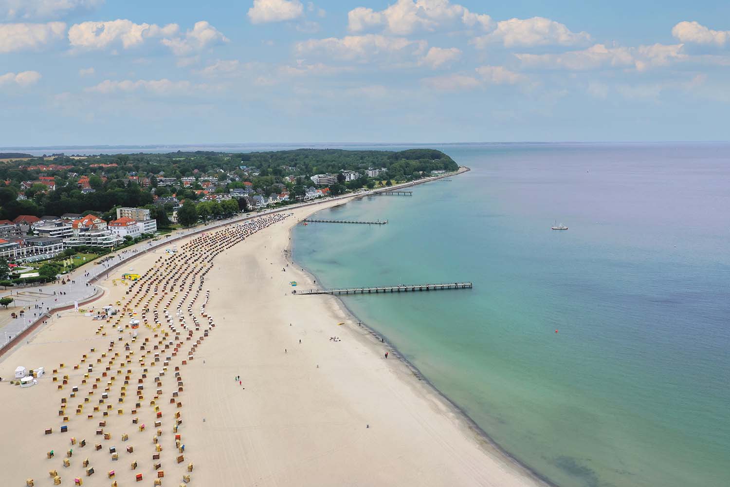Strand von Travem&uuml;nde mit Strandk&ouml;rben